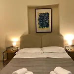 לינה וארוחת בוקר Sangregorooms 3*